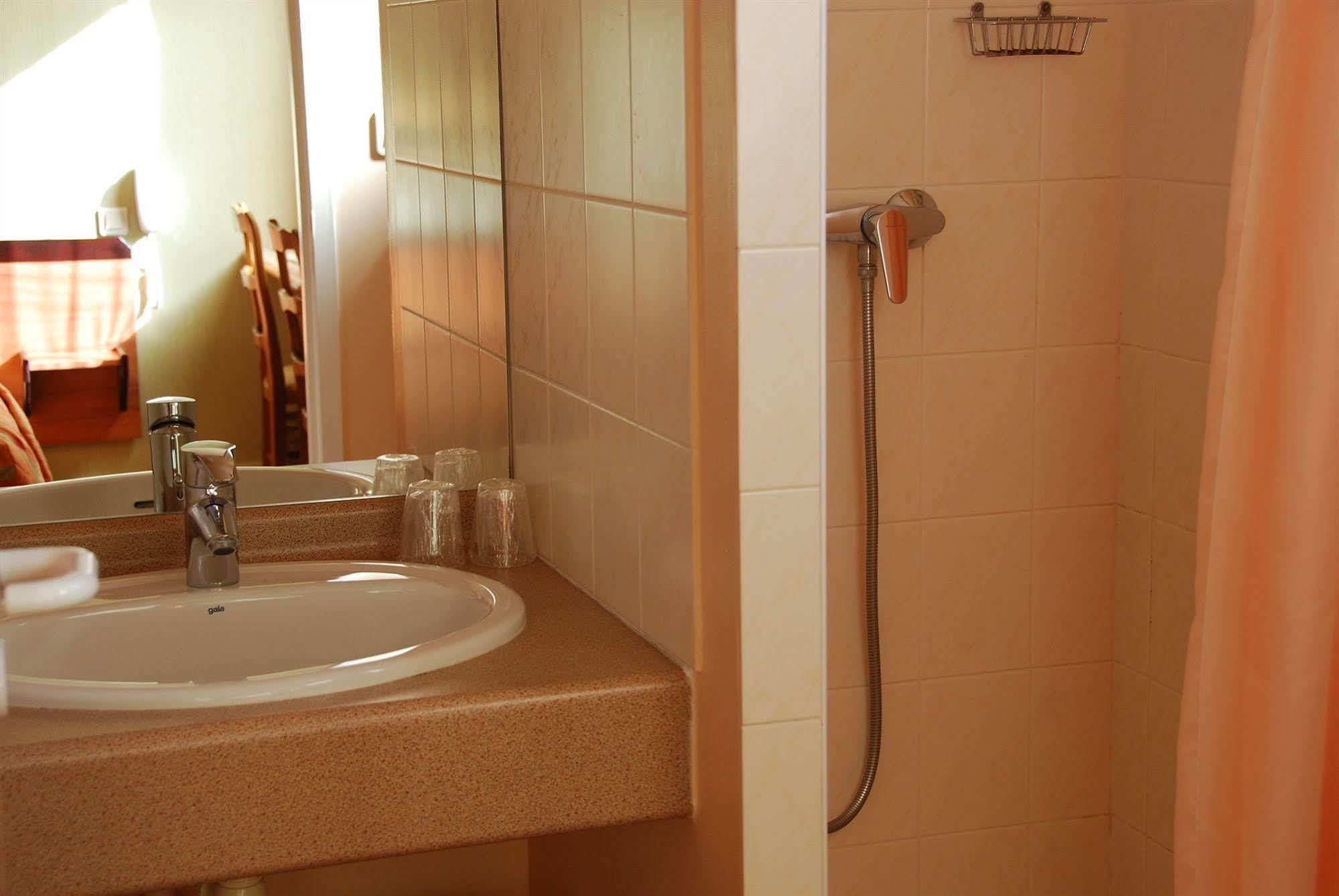 Logis Hotel Bellevue Bessines-sur-Gartempe Luaran gambar